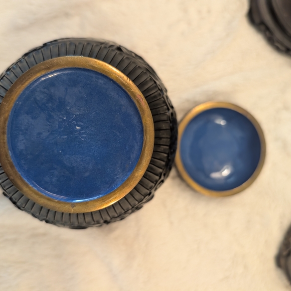 Elegant Black and Red Decorative Vases - Picture 11 of 11